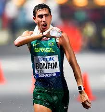 A regra diz que os atletas devem correr sem tirar totalmente os pés do chão. V1boy5 Ctqmhpm