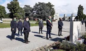 Il 18 marzo di un anno fa i camion dell'esercito uscivano da bergamo, una delle città più colpite nella prima ondata di coronavirus, trasportando centinaia di bare. Sam Vae6v9sh1m