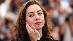 Aubrey Plaza chose a podcast with longtime friend and "Parks and Rec"  costar Amy Poehler to talk about her loss and her latest movie project. See  link below ⬇️ bit.ly/4mHBTo9