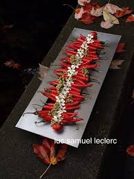 This Beautiful Simple Different Centerpiece By Luc Samuel Leclerc Wo Modern Floral Arrangements Flower Arrangements Center Pieces Modern Flower Arrangements