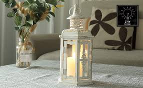 Le lanterne ricercate o lineari, sono accessori adatti ad ambienti interni le lanterne in corda intrecciata che al momento non utilizzo con gli oli essenziali ma solo per avere un' illuminazione soft in alcuni ambienti che per ora ho. Jhy Design Lanterne Decorative 25 Cm Alto Stile Vintage Lanterna Sospesa Portacandele In Metallo Per Interni Eventi Feste E Matrimoni Bianco Con Pennello Dorato Amazon It Casa E Cucina