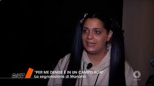 Nel primo video, la bambina è seduta accanto alla signora misteriosa, il suo sguardo è girato verso sinistra. Le Storie Di Quarto Grado 11 Giugno 2021 Rete 4 Denise Pipitone Saman