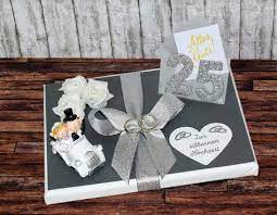 Hochzeitstorte aus geldscheinen gestalten kreatives geldgeschenk selber machen schritt fuer schritt ausgefallene. Geld Geschenk Zur Silberhochzeit Mit Silberpaar Im Auto Etsy Geldgeschenke Silberhochzeit Silberhochzeit Geschenk Hochzeit Geschenk Geld