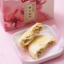 香港英尼美食 玫瑰花 几乎是可以俘获所有小姐姐的心沁人心脾的花香让整个人都被疗愈了 好爱哦 沈大成将新鲜玫瑰花瓣入馅经过多层起酥的传统工艺制成美貌与口感兼顾的玫瑰酥饼