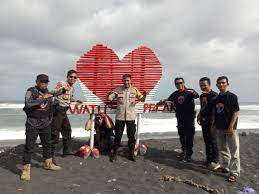 Objek wisata yang ditawarkan di sini cukup beragam. Tim Cobra Memburu Senja Di Pantai Watu Pecak Lumajang