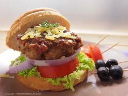 Burger terdiri dari setangkup roti bundar yang diisi dengan daging giling berlemak serta ditambah dengan aneka topping dan saus yang membuat kandungan lemak dan kalorinya makin tinggi. Cara Mudah Buat Daging Burger Sendiri