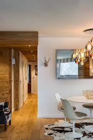 Appartement Courchevel 1850 Luxe Perspective Montagne Degagement Couloir Bardage Vieux Bois Blanc Chaise Tul Avec Images Appartement Chaise Tulipe Design