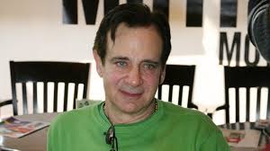 Γεννήθηκε στο λος άντζελες των ηνωμένων πολιτειών. Ale3andros Antwnopoylos Gia Poies Thleoptikes Seires Poy Doylepse Einai Yperhfanos Zinapost Gr