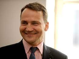 Autorka książek między wschodem i zachodem oraz gułag, za który w 2004 roku otrzymała prestiżową nagrodę pulitzera w kategorii non fiction oraz. Afera Tasmowa Sikorski Mial Sposob Zeby Go Nie Nagrali Rozmawial Tylko W Samolocie Super Express Wiadomosci Polityka Sport