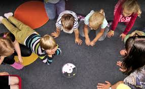 A partir de los dos años, los niños pasan del juego en paralelo a compartir juegos con otros niños. Juegos Con Ninos En Casa 125 Ideas Espectaculares En Tiempos De Coronavirus Las Provincias