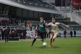 Şili a milli takımı'nda 18 maçta 2 gole imza atan sagal, sol kanat pozisyonunun yanı sıra hücum hattının sağ kanadında ve santrfor pozisyonlarında da görev yapabiliyor. Denizlispor 0 2 Fenerbahce Spor Detay Haberler