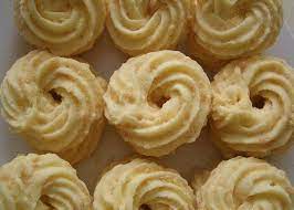 Yuk Kita Bikin Resep Kue Sagu Keju Yang Renyah Dan Enak Selain Bentuknya Yang Cantik Tekstur Kue Kering Lebaran Ini Juga Lembut Dan Kue Kue Kering Resep Kue