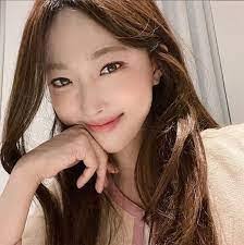 Iris Notto's Instagram, Twitter & Facebook