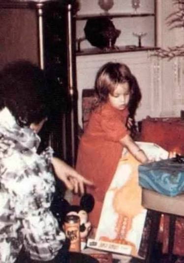Elvis and Lisa Marie at Graceland at Christmas ❤️❤️❤️❤️