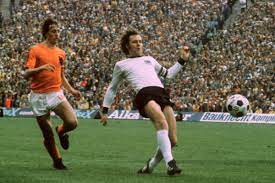 Apr 04, 2017 · johan cruyff fellow total soccer player johan cruyff did manage to make it to the world cup, and indeed the actual final, in 1974 where he received the golden ball and first executed cruyff turn. Franz Beckenbauer On Twitter I Am Shocked Johan Cruyff Is Dead He Was Not Only A Very Good Friend But Also A Brother To Me Https T Co Ackwdjix9z