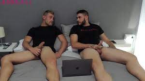 Friends watching porn - Magic Javi & Ricky Blue - XVIDEOS.COM