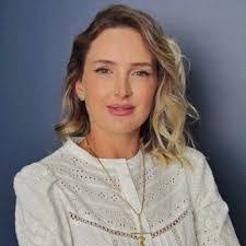 Mariana May's Instagram, Twitter & Facebook