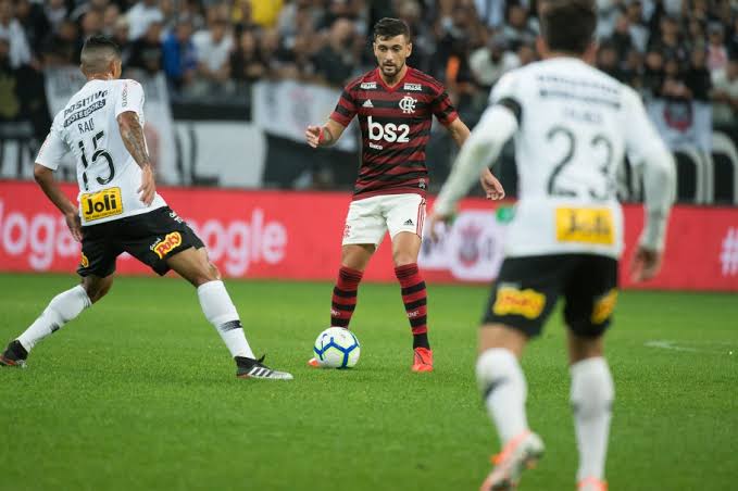 [COMENTE] Tendo em vista a série de 7 jogos sem vitórias, o Corinthians deve voltar ao ''modo defensivo'' contra o Flamengo?