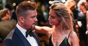 Douwe bob corrigeert de berichtgeving van showmedia over zijn heuglijke babynieuws. Johnny De Mol Verwacht Eerste Kind Met Verloofde Anouk Show Ed Nl