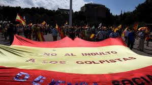 Es una situación diferente a la amnistía, que supone el perdón del delito, ya que por el indulto la persona sigue siendo culpable, pero se le ha perdonado el cumplimiento de la pena. Conservadores Protestan Contra Indulto A Independentistas Catalanes Noticias Telesur