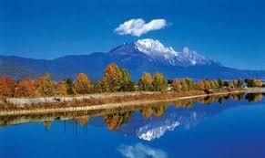 Consisting of 13 peaks, among which shanzidou is the highest with an altitude of 5,600 meters (18,360 feet), the mountain stretches a length of 35 kilometers (22 miles) and a width of 20 kilometers (13 miles). Jade Dragon Snow Mountain Yulong Xueshan