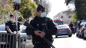 La policière victime d'une attaque au couteau au commissariat de rambouillet (yvelines), vendredi 23 avril 2021, est originaire de coutances (manche). Vef1tbrszkgfm