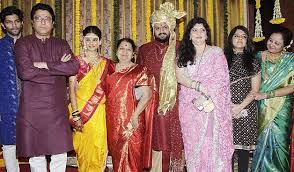 Raj thackeray came with son amit thackeray, daughter urvashi, his sister amruta despande and nephew yash despande. Smita Thackeray Son Rahul Thackeray And Aditi Redkar Wedding Album