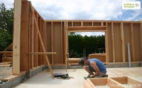 La structure des murs est constituée de montants et de traverses en bois de sections variables sur lesquels sont fixés des panneaux de contreventement à base de bois, ce qui assure à l'ensemble une grande rigidité. Osez L Ossature Bois La Maison Ecologique