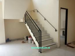 Pagar tangga dari besi logam seperti ini menimbulkan kesan ruang terbuka. Model Railing Atau Pagar Tangga Stainless Minimalis