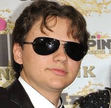 After the pop star's death in june 2009, his mother, katherine jackson, became guardian of the. Paris Und Debbie Rowe Sollen Sogar Gemeinsam Geburtstag Gefeiert Haben Prince Michael Jackson Wil Keinen Kontakt Zur Mutter Welt
