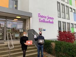 This page includes useful information about each of our wards at st mary's hospital, including: Weihnachtspackerl Fur Waisenkinder Auch 2020 Ein Erfolgsprojekt Round Table 9 St Polten