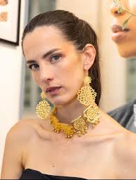 La primavera besa mis manos 🌸💕 Anillos dalias Colección URBANATURE Pide  el tuyo en tu color favorito a través de nuestra tienda en línea  ISELAROBLES.COM #iselaroblesjewellery #dalias #anillos #ringsoftheday  #mujerconestilo #estilosas #modamujer