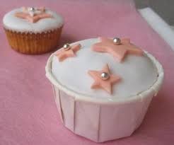 Vous allez confectionner un gâteau d'anniversaire jamais vu grâce à notre pate a sucre de qualité professionnelle, souple et facile à travailler.réalisez de superbes déco gâteaux à l'aide de cette pate à sucre de couleur rouge. Mes Premiers Cupcakes Decores En Pate A Sucre I Love Cakes