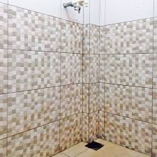 Ukuran keramik lantai dan motifnya yang sangat beragam mulai dari ukuran keramik 60 x 60, 50 x 50 dan 40 x 40 menjadikan keramik banyak. Harga Pasang Keramik Kamar Mandi Lantai Dinding