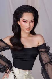 Cô dường như được sinh ra để dành trọn tình yêu cho những gì đẹp đẽ ở thành phố, nơi mà lan lần đầu tiên đi học đã quay về miêu tả rằng đó là nơi huyền ảo. Ha Lan Máº¯t Biáº¿c Báº¥t Ngá» Ä'á»•i Style Sexy Ná»•i Loáº¡n Cáº§u Thá»§