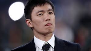Inter, Zhang inseguito dalle banche cinesi: "Ha rinunciato allo stipendio  da presidente per non pagare i debiti"