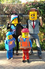 If Your Kids Are Huge Lego Movie Fans You Have To Check Out These Amazing Family Themed Lego Mo Costume Halloween Idee Costume Halloween Deguisement Halloween