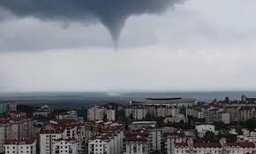 Sayfa hortum hortum, kümülüs bulutları ile bağlantılı olarak silindir şeklinde dönerek gezen bir 5. Ordu Da Urkuten Hortum Goruntusu