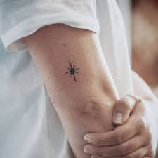 Handgestochener Stern Fur Tatting Tattogirl Tattofemi Hand Poked Star For Tatting In 2020 Handgestochene Tattoos Feine Tatowierungen Mini Tattoos