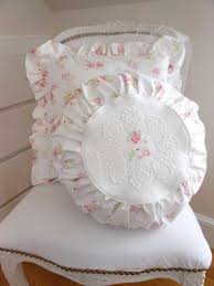 Queste tovagliette in stile shabby possono essere utilizzate come centrotavola, come tovagliette sottopiatto. 7 Idee Per Il Cuscino Per La Poltrona In Stile Shabby Chic Provenzale O Country Arredamento Provenzale
