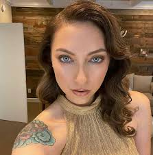 Elaine Starr's Instagram, Twitter & Facebook