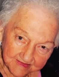 Essie Lee's Instagram, Twitter & Facebook