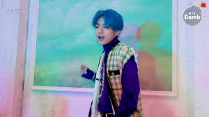 Schau dir unsere auswahl an bangtan bomb an, um die tollsten einzigartigen oder spezialgefertigten, handgemachten stücke aus unseren shops zu finden. Bts V Enchants Viewers As He Serves Vocals And Visuals In New Bangtan Bomb Allkpop