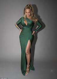 Med en päronfigur blev stjärnan allra favoritmän. Beyonce Flashes Skin While Rocking Figure Hugging Green Dress Beyonce Outfits Green Prom Dress Beyonce Style