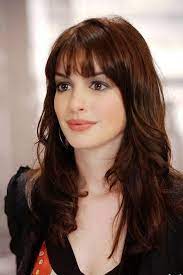 Anne hathaway sfoggia un look rosso fuoco accompagnato dall'hairstyle bon ton con la frangia (laterale) protagonista. Imagem De Anne Hathaway Anne Hathaway Hair Hair Styles Hairstyle