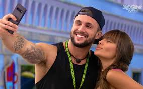 Ela enfrenta gil e fiuk na disputa para ficar na casa do bbb 21. Enquete Bbb 21 Participante Dispara Na Votacao E Parcial Ja Mostra Quem Sai Do Bbb Hoje