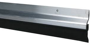 Composé de deux profilés en aluminium naturel rien de plus simple jusque là, me salut, a mon avis la seule solution isolante dans ton cas serait une réglette avec brosse permanente vissée. Bas De Porte A Visser Levre Ellen L 250 Cm Aluminium Leroy Merlin