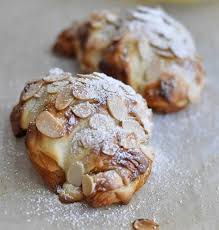 Croissants Fourres A La Creme D Amande Au Thermomix Recettes De Cuisine Recette Croissant Creme D Amande