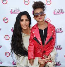 Hyper protégée quand elle était encore dans le ventre de la mère porteuse, les fans de la reine du buzz, ont découvert son. North West La Fille De Kim Kardashian Agee De 5 Ans Maquillee Et Lookee Pour Son Premier Defile Elle Kardashian Kim Kardashian Idees De Mode
