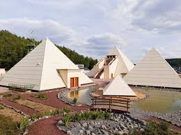 Pyramidos] aus ägyptisch pꜣmr ‚grab, pyramide') ist eine bauform, meist mit quadratischer grundfläche, die aus unterschiedlichen alten kulturen bekannt ist, wie ägypten, lateinamerika, china und den kanaren. Galileo Park Wissens Und Ratselpark In Den Sauerland Pyramiden Sauerland